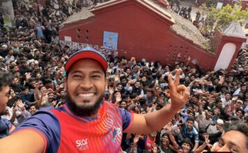 শিরোপা নিয়ে রাজশাহী কলেজে রাজশাহী ওয়ারিয়র্স, মুশফিককে একনজর দেখতে হাজারো সমর্থকের ঢল